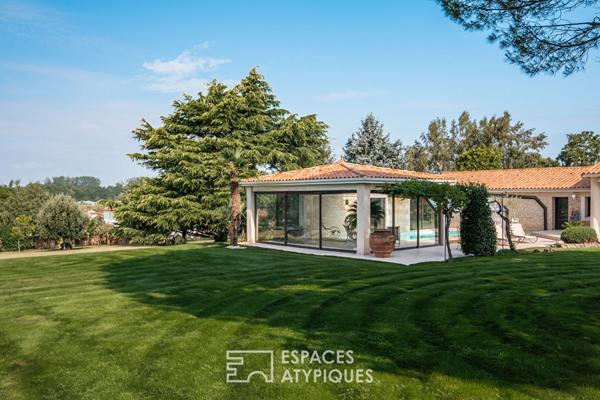 Villa d’architecte avec piscine et parc paysager