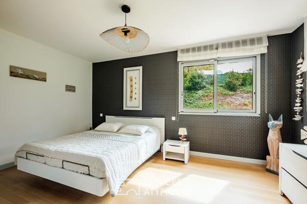 Villa d’architecte avec piscine et parc paysager