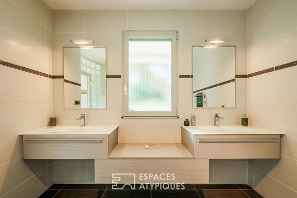 Villa d’architecte avec piscine et parc paysager