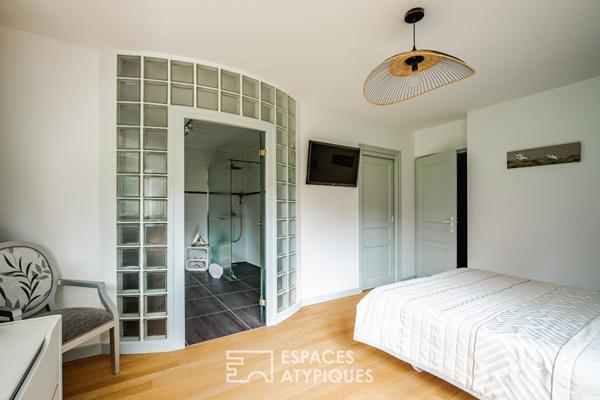 Villa d’architecte avec piscine et parc paysager