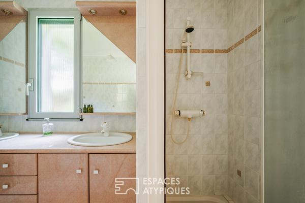 Villa d’architecte avec piscine et parc paysager