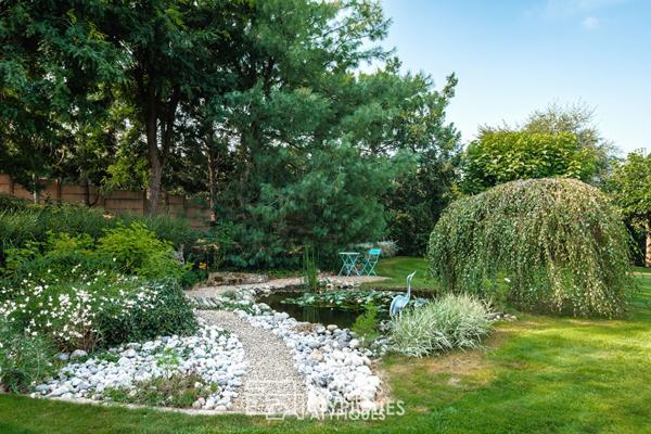 Villa d’architecte avec piscine et parc paysager