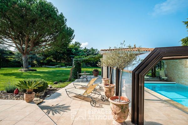 Villa d’architecte avec piscine et parc paysager