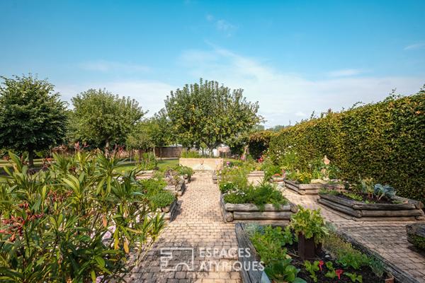 Villa d’architecte avec piscine et parc paysager