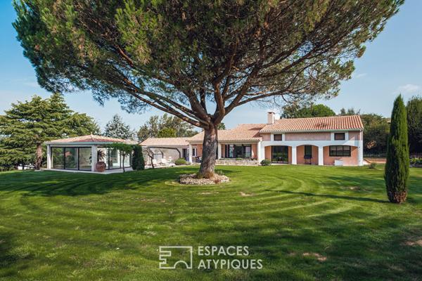 Villa d’architecte avec piscine et parc paysager