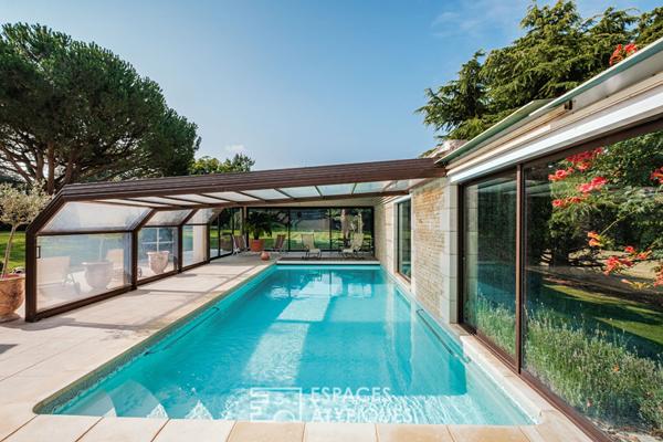 Villa d’architecte avec piscine et parc paysager