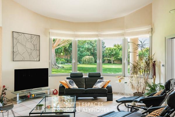 Villa d’architecte avec piscine et parc paysager