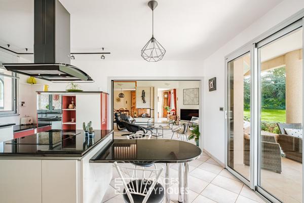 Villa d’architecte avec piscine et parc paysager