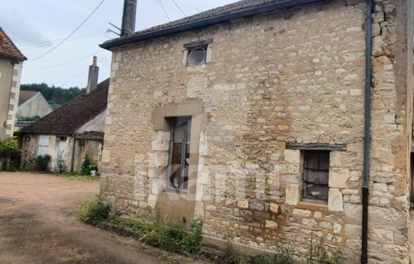 CRAVANT  CENTRE -VILLE -   GARAGE  40 M2