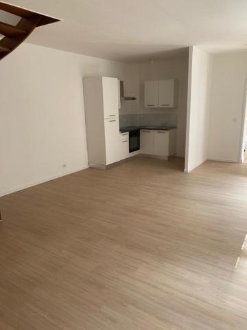 A LOUER APPARTEMENT EN DUPLEX DEUX CHAMBRES A ST QUENTIN 02100