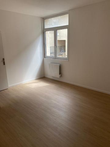 A LOUER APPARTEMENT EN DUPLEX DEUX CHAMBRES A ST QUENTIN 02100