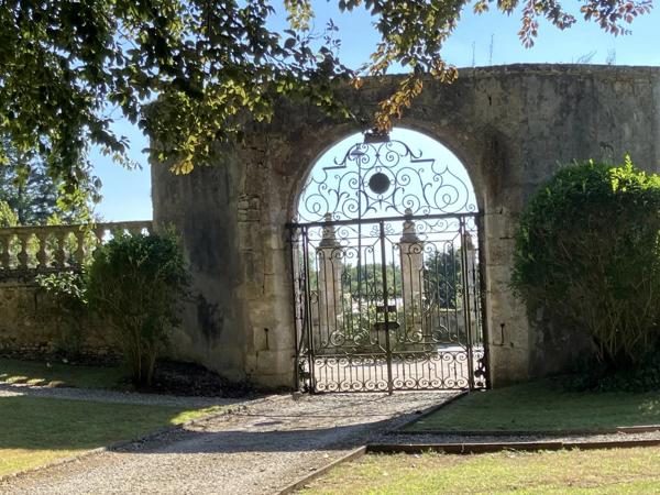 Magnifique appartement de vacances dans un château avec magnifique parc