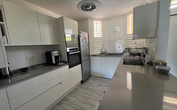 Appartement à vendre    5 pièces •  Le Gosier