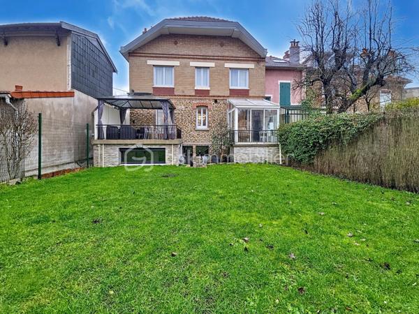 **Rosny-sous-Bois, limite Montreuil**

Venez découvrir cette maison de charme décorée par un architecte, d’une surface habitable de 229 m² implantée sur un terrain de 330 m², proposant 7 pièces dont 4 chambres. 

Le rez-de-chaussée se compose d'une très belle pièce de vie lumineuse donnant sur le jardin, la terrasse et la véranda et comprend une cuisine américaine équipée avec un îlot central. 

Au premier étage, vous trouverez la chambre parentale avec un dressing pouvant être transformé en chambre et une magnifique salle de bain comprenant une douche à l'italienne et une baignoire. Les WC sont séparés.

Au deuxième et dernier étage, vous apprécierez cette très grande chambre de 50m² que vous pourrez agencer en fonction de vos envies et besoins. Elle dispose également d'une salle d'eau avec WC.

Pour finir, le sous-sol totalement aménagé, peut-être utilisé de manière complètement indépendante (idéal pour un adolescent ou un parent à charge).

Prestations haut de gamme et finitions soignées, volumes généreux et agencement optimisé pour un confort familial. 
Équipements connectés : domotique, chauffage pilotable à distance et système de surveillance connecté. 
Les doubles vitrages, les volets et le portail électriques ainsi que l'alarme garantissent un confort optimal. 
Cette maison dispose également d'un garage fermé (box) et deux emplacements privatifs et un beau jardin avec arrosage automatique.

Situation idéale à proximité du centre-ville, commerces de proximité, marchés et services quotidiens accessibles à pied. 
Équipements scolaires à deux pas (maternelles, primaires, collèges) ainsi que des espaces verts et installations sportives. Grand centre commercial à proximité.

Transports : à deux pas de la station Rosny-sous-Bois (RER E) — environ 2 minutes à pied. Proximité du RER A - Val de Fontenay, de la future ligne 15 du Grand Paris et desserte par la ligne 11, ainsi que par un réseau de bus et des accès routiers rapides facilitant les déplacements.

Maison clé en main, idéale pour une famille souhaitant allier confort moderne et emplacement pratique.