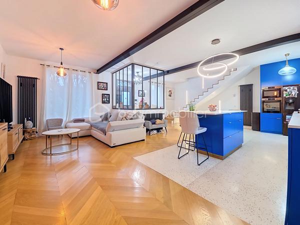 **Rosny-sous-Bois, limite Montreuil**

Venez découvrir cette maison de charme décorée par un architecte, d’une surface habitable de 229 m² implantée sur un terrain de 330 m², proposant 7 pièces dont 4 chambres. 

Le rez-de-chaussée se compose d'une très belle pièce de vie lumineuse donnant sur le jardin, la terrasse et la véranda et comprend une cuisine américaine équipée avec un îlot central. 

Au premier étage, vous trouverez la chambre parentale avec un dressing pouvant être transformé en chambre et une magnifique salle de bain comprenant une douche à l'italienne et une baignoire. Les WC sont séparés.

Au deuxième et dernier étage, vous apprécierez cette très grande chambre de 50m² que vous pourrez agencer en fonction de vos envies et besoins. Elle dispose également d'une salle d'eau avec WC.

Pour finir, le sous-sol totalement aménagé, peut-être utilisé de manière complètement indépendante (idéal pour un adolescent ou un parent à charge).

Prestations haut de gamme et finitions soignées, volumes généreux et agencement optimisé pour un confort familial. 
Équipements connectés : domotique, chauffage pilotable à distance et système de surveillance connecté. 
Les doubles vitrages, les volets et le portail électriques ainsi que l'alarme garantissent un confort optimal. 
Cette maison dispose également d'un garage fermé (box) et deux emplacements privatifs et un beau jardin avec arrosage automatique.

Situation idéale à proximité du centre-ville, commerces de proximité, marchés et services quotidiens accessibles à pied. 
Équipements scolaires à deux pas (maternelles, primaires, collèges) ainsi que des espaces verts et installations sportives. Grand centre commercial à proximité.

Transports : à deux pas de la station Rosny-sous-Bois (RER E) — environ 2 minutes à pied. Proximité du RER A - Val de Fontenay, de la future ligne 15 du Grand Paris et desserte par la ligne 11, ainsi que par un réseau de bus et des accès routiers rapides facilitant les déplacements.

Maison clé en main, idéale pour une famille souhaitant allier confort moderne et emplacement pratique.