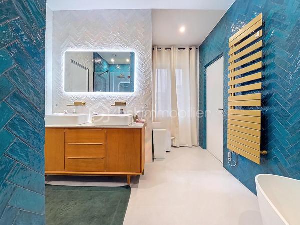 **Rosny-sous-Bois, limite Montreuil**

Venez découvrir cette maison de charme décorée par un architecte, d’une surface habitable de 229 m² implantée sur un terrain de 330 m², proposant 7 pièces dont 4 chambres. 

Le rez-de-chaussée se compose d'une très belle pièce de vie lumineuse donnant sur le jardin, la terrasse et la véranda et comprend une cuisine américaine équipée avec un îlot central. 

Au premier étage, vous trouverez la chambre parentale avec un dressing pouvant être transformé en chambre et une magnifique salle de bain comprenant une douche à l'italienne et une baignoire. Les WC sont séparés.

Au deuxième et dernier étage, vous apprécierez cette très grande chambre de 50m² que vous pourrez agencer en fonction de vos envies et besoins. Elle dispose également d'une salle d'eau avec WC.

Pour finir, le sous-sol totalement aménagé, peut-être utilisé de manière complètement indépendante (idéal pour un adolescent ou un parent à charge).

Prestations haut de gamme et finitions soignées, volumes généreux et agencement optimisé pour un confort familial. 
Équipements connectés : domotique, chauffage pilotable à distance et système de surveillance connecté. 
Les doubles vitrages, les volets et le portail électriques ainsi que l'alarme garantissent un confort optimal. 
Cette maison dispose également d'un garage fermé (box) et deux emplacements privatifs et un beau jardin avec arrosage automatique.

Situation idéale à proximité du centre-ville, commerces de proximité, marchés et services quotidiens accessibles à pied. 
Équipements scolaires à deux pas (maternelles, primaires, collèges) ainsi que des espaces verts et installations sportives. Grand centre commercial à proximité.

Transports : à deux pas de la station Rosny-sous-Bois (RER E) — environ 2 minutes à pied. Proximité du RER A - Val de Fontenay, de la future ligne 15 du Grand Paris et desserte par la ligne 11, ainsi que par un réseau de bus et des accès routiers rapides facilitant les déplacements.

Maison clé en main, idéale pour une famille souhaitant allier confort moderne et emplacement pratique.