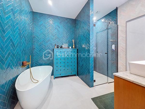 **Rosny-sous-Bois, limite Montreuil**

Venez découvrir cette maison de charme décorée par un architecte, d’une surface habitable de 229 m² implantée sur un terrain de 330 m², proposant 7 pièces dont 4 chambres. 

Le rez-de-chaussée se compose d'une très belle pièce de vie lumineuse donnant sur le jardin, la terrasse et la véranda et comprend une cuisine américaine équipée avec un îlot central. 

Au premier étage, vous trouverez la chambre parentale avec un dressing pouvant être transformé en chambre et une magnifique salle de bain comprenant une douche à l'italienne et une baignoire. Les WC sont séparés.

Au deuxième et dernier étage, vous apprécierez cette très grande chambre de 50m² que vous pourrez agencer en fonction de vos envies et besoins. Elle dispose également d'une salle d'eau avec WC.

Pour finir, le sous-sol totalement aménagé, peut-être utilisé de manière complètement indépendante (idéal pour un adolescent ou un parent à charge).

Prestations haut de gamme et finitions soignées, volumes généreux et agencement optimisé pour un confort familial. 
Équipements connectés : domotique, chauffage pilotable à distance et système de surveillance connecté. 
Les doubles vitrages, les volets et le portail électriques ainsi que l'alarme garantissent un confort optimal. 
Cette maison dispose également d'un garage fermé (box) et deux emplacements privatifs et un beau jardin avec arrosage automatique.

Situation idéale à proximité du centre-ville, commerces de proximité, marchés et services quotidiens accessibles à pied. 
Équipements scolaires à deux pas (maternelles, primaires, collèges) ainsi que des espaces verts et installations sportives. Grand centre commercial à proximité.

Transports : à deux pas de la station Rosny-sous-Bois (RER E) — environ 2 minutes à pied. Proximité du RER A - Val de Fontenay, de la future ligne 15 du Grand Paris et desserte par la ligne 11, ainsi que par un réseau de bus et des accès routiers rapides facilitant les déplacements.

Maison clé en main, idéale pour une famille souhaitant allier confort moderne et emplacement pratique.