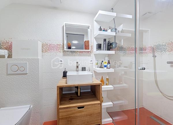 **Rosny-sous-Bois, limite Montreuil**

Venez découvrir cette maison de charme décorée par un architecte, d’une surface habitable de 229 m² implantée sur un terrain de 330 m², proposant 7 pièces dont 4 chambres. 

Le rez-de-chaussée se compose d'une très belle pièce de vie lumineuse donnant sur le jardin, la terrasse et la véranda et comprend une cuisine américaine équipée avec un îlot central. 

Au premier étage, vous trouverez la chambre parentale avec un dressing pouvant être transformé en chambre et une magnifique salle de bain comprenant une douche à l'italienne et une baignoire. Les WC sont séparés.

Au deuxième et dernier étage, vous apprécierez cette très grande chambre de 50m² que vous pourrez agencer en fonction de vos envies et besoins. Elle dispose également d'une salle d'eau avec WC.

Pour finir, le sous-sol totalement aménagé, peut-être utilisé de manière complètement indépendante (idéal pour un adolescent ou un parent à charge).

Prestations haut de gamme et finitions soignées, volumes généreux et agencement optimisé pour un confort familial. 
Équipements connectés : domotique, chauffage pilotable à distance et système de surveillance connecté. 
Les doubles vitrages, les volets et le portail électriques ainsi que l'alarme garantissent un confort optimal. 
Cette maison dispose également d'un garage fermé (box) et deux emplacements privatifs et un beau jardin avec arrosage automatique.

Situation idéale à proximité du centre-ville, commerces de proximité, marchés et services quotidiens accessibles à pied. 
Équipements scolaires à deux pas (maternelles, primaires, collèges) ainsi que des espaces verts et installations sportives. Grand centre commercial à proximité.

Transports : à deux pas de la station Rosny-sous-Bois (RER E) — environ 2 minutes à pied. Proximité du RER A - Val de Fontenay, de la future ligne 15 du Grand Paris et desserte par la ligne 11, ainsi que par un réseau de bus et des accès routiers rapides facilitant les déplacements.

Maison clé en main, idéale pour une famille souhaitant allier confort moderne et emplacement pratique.