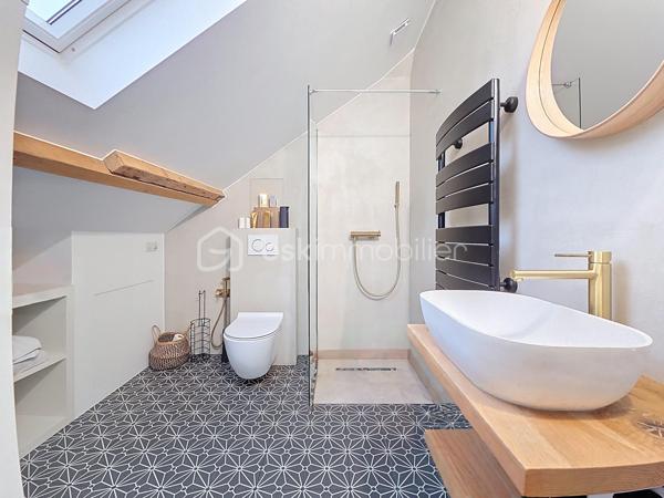 **Rosny-sous-Bois, limite Montreuil**

Venez découvrir cette maison de charme décorée par un architecte, d’une surface habitable de 229 m² implantée sur un terrain de 330 m², proposant 7 pièces dont 4 chambres. 

Le rez-de-chaussée se compose d'une très belle pièce de vie lumineuse donnant sur le jardin, la terrasse et la véranda et comprend une cuisine américaine équipée avec un îlot central. 

Au premier étage, vous trouverez la chambre parentale avec un dressing pouvant être transformé en chambre et une magnifique salle de bain comprenant une douche à l'italienne et une baignoire. Les WC sont séparés.

Au deuxième et dernier étage, vous apprécierez cette très grande chambre de 50m² que vous pourrez agencer en fonction de vos envies et besoins. Elle dispose également d'une salle d'eau avec WC.

Pour finir, le sous-sol totalement aménagé, peut-être utilisé de manière complètement indépendante (idéal pour un adolescent ou un parent à charge).

Prestations haut de gamme et finitions soignées, volumes généreux et agencement optimisé pour un confort familial. 
Équipements connectés : domotique, chauffage pilotable à distance et système de surveillance connecté. 
Les doubles vitrages, les volets et le portail électriques ainsi que l'alarme garantissent un confort optimal. 
Cette maison dispose également d'un garage fermé (box) et deux emplacements privatifs et un beau jardin avec arrosage automatique.

Situation idéale à proximité du centre-ville, commerces de proximité, marchés et services quotidiens accessibles à pied. 
Équipements scolaires à deux pas (maternelles, primaires, collèges) ainsi que des espaces verts et installations sportives. Grand centre commercial à proximité.

Transports : à deux pas de la station Rosny-sous-Bois (RER E) — environ 2 minutes à pied. Proximité du RER A - Val de Fontenay, de la future ligne 15 du Grand Paris et desserte par la ligne 11, ainsi que par un réseau de bus et des accès routiers rapides facilitant les déplacements.

Maison clé en main, idéale pour une famille souhaitant allier confort moderne et emplacement pratique.