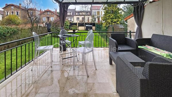 **Rosny-sous-Bois, limite Montreuil**

Venez découvrir cette maison de charme décorée par un architecte, d’une surface habitable de 229 m² implantée sur un terrain de 330 m², proposant 7 pièces dont 4 chambres. 

Le rez-de-chaussée se compose d'une très belle pièce de vie lumineuse donnant sur le jardin, la terrasse et la véranda et comprend une cuisine américaine équipée avec un îlot central. 

Au premier étage, vous trouverez la chambre parentale avec un dressing pouvant être transformé en chambre et une magnifique salle de bain comprenant une douche à l'italienne et une baignoire. Les WC sont séparés.

Au deuxième et dernier étage, vous apprécierez cette très grande chambre de 50m² que vous pourrez agencer en fonction de vos envies et besoins. Elle dispose également d'une salle d'eau avec WC.

Pour finir, le sous-sol totalement aménagé, peut-être utilisé de manière complètement indépendante (idéal pour un adolescent ou un parent à charge).

Prestations haut de gamme et finitions soignées, volumes généreux et agencement optimisé pour un confort familial. 
Équipements connectés : domotique, chauffage pilotable à distance et système de surveillance connecté. 
Les doubles vitrages, les volets et le portail électriques ainsi que l'alarme garantissent un confort optimal. 
Cette maison dispose également d'un garage fermé (box) et deux emplacements privatifs et un beau jardin avec arrosage automatique.

Situation idéale à proximité du centre-ville, commerces de proximité, marchés et services quotidiens accessibles à pied. 
Équipements scolaires à deux pas (maternelles, primaires, collèges) ainsi que des espaces verts et installations sportives. Grand centre commercial à proximité.

Transports : à deux pas de la station Rosny-sous-Bois (RER E) — environ 2 minutes à pied. Proximité du RER A - Val de Fontenay, de la future ligne 15 du Grand Paris et desserte par la ligne 11, ainsi que par un réseau de bus et des accès routiers rapides facilitant les déplacements.

Maison clé en main, idéale pour une famille souhaitant allier confort moderne et emplacement pratique.