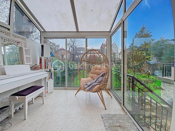 **Rosny-sous-Bois, limite Montreuil**

Venez découvrir cette maison de charme décorée par un architecte, d’une surface habitable de 229 m² implantée sur un terrain de 330 m², proposant 7 pièces dont 4 chambres. 

Le rez-de-chaussée se compose d'une très belle pièce de vie lumineuse donnant sur le jardin, la terrasse et la véranda et comprend une cuisine américaine équipée avec un îlot central. 

Au premier étage, vous trouverez la chambre parentale avec un dressing pouvant être transformé en chambre et une magnifique salle de bain comprenant une douche à l'italienne et une baignoire. Les WC sont séparés.

Au deuxième et dernier étage, vous apprécierez cette très grande chambre de 50m² que vous pourrez agencer en fonction de vos envies et besoins. Elle dispose également d'une salle d'eau avec WC.

Pour finir, le sous-sol totalement aménagé, peut-être utilisé de manière complètement indépendante (idéal pour un adolescent ou un parent à charge).

Prestations haut de gamme et finitions soignées, volumes généreux et agencement optimisé pour un confort familial. 
Équipements connectés : domotique, chauffage pilotable à distance et système de surveillance connecté. 
Les doubles vitrages, les volets et le portail électriques ainsi que l'alarme garantissent un confort optimal. 
Cette maison dispose également d'un garage fermé (box) et deux emplacements privatifs et un beau jardin avec arrosage automatique.

Situation idéale à proximité du centre-ville, commerces de proximité, marchés et services quotidiens accessibles à pied. 
Équipements scolaires à deux pas (maternelles, primaires, collèges) ainsi que des espaces verts et installations sportives. Grand centre commercial à proximité.

Transports : à deux pas de la station Rosny-sous-Bois (RER E) — environ 2 minutes à pied. Proximité du RER A - Val de Fontenay, de la future ligne 15 du Grand Paris et desserte par la ligne 11, ainsi que par un réseau de bus et des accès routiers rapides facilitant les déplacements.

Maison clé en main, idéale pour une famille souhaitant allier confort moderne et emplacement pratique.