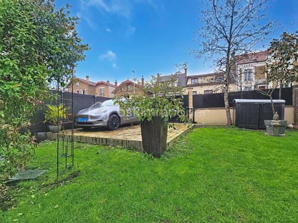 **Rosny-sous-Bois, limite Montreuil**

Venez découvrir cette maison de charme décorée par un architecte, d’une surface habitable de 229 m² implantée sur un terrain de 330 m², proposant 7 pièces dont 4 chambres. 

Le rez-de-chaussée se compose d'une très belle pièce de vie lumineuse donnant sur le jardin, la terrasse et la véranda et comprend une cuisine américaine équipée avec un îlot central. 

Au premier étage, vous trouverez la chambre parentale avec un dressing pouvant être transformé en chambre et une magnifique salle de bain comprenant une douche à l'italienne et une baignoire. Les WC sont séparés.

Au deuxième et dernier étage, vous apprécierez cette très grande chambre de 50m² que vous pourrez agencer en fonction de vos envies et besoins. Elle dispose également d'une salle d'eau avec WC.

Pour finir, le sous-sol totalement aménagé, peut-être utilisé de manière complètement indépendante (idéal pour un adolescent ou un parent à charge).

Prestations haut de gamme et finitions soignées, volumes généreux et agencement optimisé pour un confort familial. 
Équipements connectés : domotique, chauffage pilotable à distance et système de surveillance connecté. 
Les doubles vitrages, les volets et le portail électriques ainsi que l'alarme garantissent un confort optimal. 
Cette maison dispose également d'un garage fermé (box) et deux emplacements privatifs et un beau jardin avec arrosage automatique.

Situation idéale à proximité du centre-ville, commerces de proximité, marchés et services quotidiens accessibles à pied. 
Équipements scolaires à deux pas (maternelles, primaires, collèges) ainsi que des espaces verts et installations sportives. Grand centre commercial à proximité.

Transports : à deux pas de la station Rosny-sous-Bois (RER E) — environ 2 minutes à pied. Proximité du RER A - Val de Fontenay, de la future ligne 15 du Grand Paris et desserte par la ligne 11, ainsi que par un réseau de bus et des accès routiers rapides facilitant les déplacements.

Maison clé en main, idéale pour une famille souhaitant allier confort moderne et emplacement pratique.