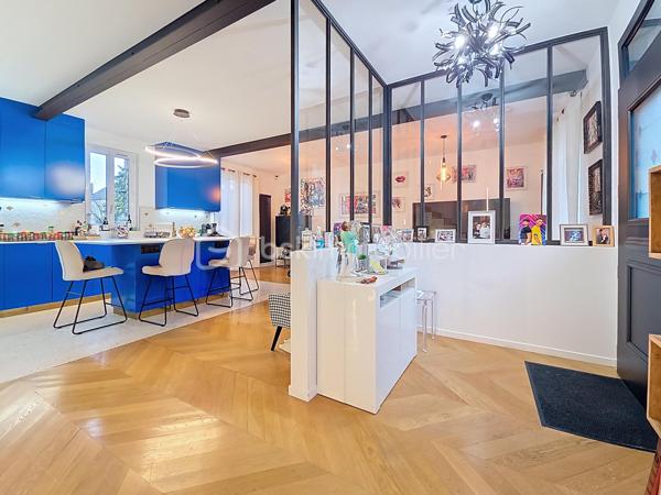 **Rosny-sous-Bois, limite Montreuil**

Venez découvrir cette maison de charme décorée par un architecte, d’une surface habitable de 229 m² implantée sur un terrain de 330 m², proposant 7 pièces dont 4 chambres. 

Le rez-de-chaussée se compose d'une très belle pièce de vie lumineuse donnant sur le jardin, la terrasse et la véranda et comprend une cuisine américaine équipée avec un îlot central. 

Au premier étage, vous trouverez la chambre parentale avec un dressing pouvant être transformé en chambre et une magnifique salle de bain comprenant une douche à l'italienne et une baignoire. Les WC sont séparés.

Au deuxième et dernier étage, vous apprécierez cette très grande chambre de 50m² que vous pourrez agencer en fonction de vos envies et besoins. Elle dispose également d'une salle d'eau avec WC.

Pour finir, le sous-sol totalement aménagé, peut-être utilisé de manière complètement indépendante (idéal pour un adolescent ou un parent à charge).

Prestations haut de gamme et finitions soignées, volumes généreux et agencement optimisé pour un confort familial. 
Équipements connectés : domotique, chauffage pilotable à distance et système de surveillance connecté. 
Les doubles vitrages, les volets et le portail électriques ainsi que l'alarme garantissent un confort optimal. 
Cette maison dispose également d'un garage fermé (box) et deux emplacements privatifs et un beau jardin avec arrosage automatique.

Situation idéale à proximité du centre-ville, commerces de proximité, marchés et services quotidiens accessibles à pied. 
Équipements scolaires à deux pas (maternelles, primaires, collèges) ainsi que des espaces verts et installations sportives. Grand centre commercial à proximité.

Transports : à deux pas de la station Rosny-sous-Bois (RER E) — environ 2 minutes à pied. Proximité du RER A - Val de Fontenay, de la future ligne 15 du Grand Paris et desserte par la ligne 11, ainsi que par un réseau de bus et des accès routiers rapides facilitant les déplacements.

Maison clé en main, idéale pour une famille souhaitant allier confort moderne et emplacement pratique.