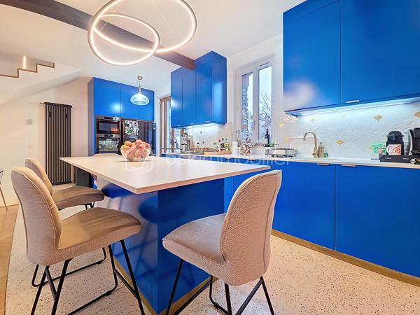 **Rosny-sous-Bois, limite Montreuil**

Venez découvrir cette maison de charme décorée par un architecte, d’une surface habitable de 229 m² implantée sur un terrain de 330 m², proposant 7 pièces dont 4 chambres. 

Le rez-de-chaussée se compose d'une très belle pièce de vie lumineuse donnant sur le jardin, la terrasse et la véranda et comprend une cuisine américaine équipée avec un îlot central. 

Au premier étage, vous trouverez la chambre parentale avec un dressing pouvant être transformé en chambre et une magnifique salle de bain comprenant une douche à l'italienne et une baignoire. Les WC sont séparés.

Au deuxième et dernier étage, vous apprécierez cette très grande chambre de 50m² que vous pourrez agencer en fonction de vos envies et besoins. Elle dispose également d'une salle d'eau avec WC.

Pour finir, le sous-sol totalement aménagé, peut-être utilisé de manière complètement indépendante (idéal pour un adolescent ou un parent à charge).

Prestations haut de gamme et finitions soignées, volumes généreux et agencement optimisé pour un confort familial. 
Équipements connectés : domotique, chauffage pilotable à distance et système de surveillance connecté. 
Les doubles vitrages, les volets et le portail électriques ainsi que l'alarme garantissent un confort optimal. 
Cette maison dispose également d'un garage fermé (box) et deux emplacements privatifs et un beau jardin avec arrosage automatique.

Situation idéale à proximité du centre-ville, commerces de proximité, marchés et services quotidiens accessibles à pied. 
Équipements scolaires à deux pas (maternelles, primaires, collèges) ainsi que des espaces verts et installations sportives. Grand centre commercial à proximité.

Transports : à deux pas de la station Rosny-sous-Bois (RER E) — environ 2 minutes à pied. Proximité du RER A - Val de Fontenay, de la future ligne 15 du Grand Paris et desserte par la ligne 11, ainsi que par un réseau de bus et des accès routiers rapides facilitant les déplacements.

Maison clé en main, idéale pour une famille souhaitant allier confort moderne et emplacement pratique.