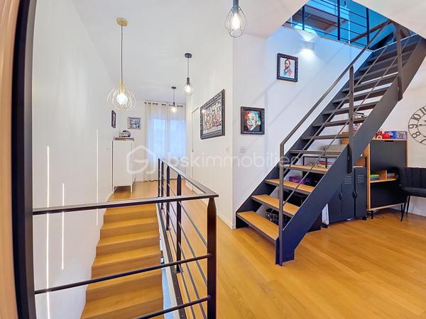 **Rosny-sous-Bois, limite Montreuil**

Venez découvrir cette maison de charme décorée par un architecte, d’une surface habitable de 229 m² implantée sur un terrain de 330 m², proposant 7 pièces dont 4 chambres. 

Le rez-de-chaussée se compose d'une très belle pièce de vie lumineuse donnant sur le jardin, la terrasse et la véranda et comprend une cuisine américaine équipée avec un îlot central. 

Au premier étage, vous trouverez la chambre parentale avec un dressing pouvant être transformé en chambre et une magnifique salle de bain comprenant une douche à l'italienne et une baignoire. Les WC sont séparés.

Au deuxième et dernier étage, vous apprécierez cette très grande chambre de 50m² que vous pourrez agencer en fonction de vos envies et besoins. Elle dispose également d'une salle d'eau avec WC.

Pour finir, le sous-sol totalement aménagé, peut-être utilisé de manière complètement indépendante (idéal pour un adolescent ou un parent à charge).

Prestations haut de gamme et finitions soignées, volumes généreux et agencement optimisé pour un confort familial. 
Équipements connectés : domotique, chauffage pilotable à distance et système de surveillance connecté. 
Les doubles vitrages, les volets et le portail électriques ainsi que l'alarme garantissent un confort optimal. 
Cette maison dispose également d'un garage fermé (box) et deux emplacements privatifs et un beau jardin avec arrosage automatique.

Situation idéale à proximité du centre-ville, commerces de proximité, marchés et services quotidiens accessibles à pied. 
Équipements scolaires à deux pas (maternelles, primaires, collèges) ainsi que des espaces verts et installations sportives. Grand centre commercial à proximité.

Transports : à deux pas de la station Rosny-sous-Bois (RER E) — environ 2 minutes à pied. Proximité du RER A - Val de Fontenay, de la future ligne 15 du Grand Paris et desserte par la ligne 11, ainsi que par un réseau de bus et des accès routiers rapides facilitant les déplacements.

Maison clé en main, idéale pour une famille souhaitant allier confort moderne et emplacement pratique.