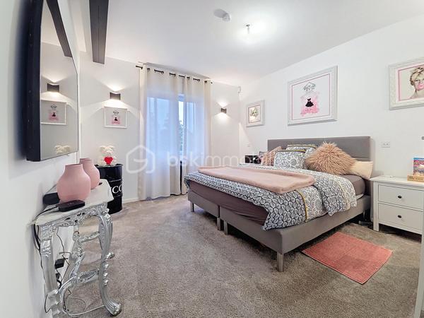 **Rosny-sous-Bois, limite Montreuil**

Venez découvrir cette maison de charme décorée par un architecte, d’une surface habitable de 229 m² implantée sur un terrain de 330 m², proposant 7 pièces dont 4 chambres. 

Le rez-de-chaussée se compose d'une très belle pièce de vie lumineuse donnant sur le jardin, la terrasse et la véranda et comprend une cuisine américaine équipée avec un îlot central. 

Au premier étage, vous trouverez la chambre parentale avec un dressing pouvant être transformé en chambre et une magnifique salle de bain comprenant une douche à l'italienne et une baignoire. Les WC sont séparés.

Au deuxième et dernier étage, vous apprécierez cette très grande chambre de 50m² que vous pourrez agencer en fonction de vos envies et besoins. Elle dispose également d'une salle d'eau avec WC.

Pour finir, le sous-sol totalement aménagé, peut-être utilisé de manière complètement indépendante (idéal pour un adolescent ou un parent à charge).

Prestations haut de gamme et finitions soignées, volumes généreux et agencement optimisé pour un confort familial. 
Équipements connectés : domotique, chauffage pilotable à distance et système de surveillance connecté. 
Les doubles vitrages, les volets et le portail électriques ainsi que l'alarme garantissent un confort optimal. 
Cette maison dispose également d'un garage fermé (box) et deux emplacements privatifs et un beau jardin avec arrosage automatique.

Situation idéale à proximité du centre-ville, commerces de proximité, marchés et services quotidiens accessibles à pied. 
Équipements scolaires à deux pas (maternelles, primaires, collèges) ainsi que des espaces verts et installations sportives. Grand centre commercial à proximité.

Transports : à deux pas de la station Rosny-sous-Bois (RER E) — environ 2 minutes à pied. Proximité du RER A - Val de Fontenay, de la future ligne 15 du Grand Paris et desserte par la ligne 11, ainsi que par un réseau de bus et des accès routiers rapides facilitant les déplacements.

Maison clé en main, idéale pour une famille souhaitant allier confort moderne et emplacement pratique.