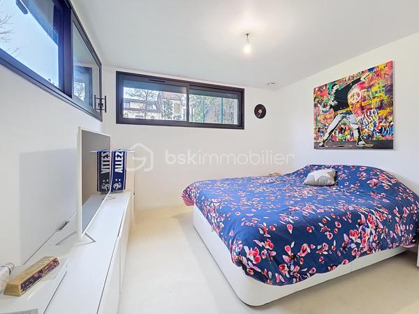 **Rosny-sous-Bois, limite Montreuil**

Venez découvrir cette maison de charme décorée par un architecte, d’une surface habitable de 229 m² implantée sur un terrain de 330 m², proposant 7 pièces dont 4 chambres. 

Le rez-de-chaussée se compose d'une très belle pièce de vie lumineuse donnant sur le jardin, la terrasse et la véranda et comprend une cuisine américaine équipée avec un îlot central. 

Au premier étage, vous trouverez la chambre parentale avec un dressing pouvant être transformé en chambre et une magnifique salle de bain comprenant une douche à l'italienne et une baignoire. Les WC sont séparés.

Au deuxième et dernier étage, vous apprécierez cette très grande chambre de 50m² que vous pourrez agencer en fonction de vos envies et besoins. Elle dispose également d'une salle d'eau avec WC.

Pour finir, le sous-sol totalement aménagé, peut-être utilisé de manière complètement indépendante (idéal pour un adolescent ou un parent à charge).

Prestations haut de gamme et finitions soignées, volumes généreux et agencement optimisé pour un confort familial. 
Équipements connectés : domotique, chauffage pilotable à distance et système de surveillance connecté. 
Les doubles vitrages, les volets et le portail électriques ainsi que l'alarme garantissent un confort optimal. 
Cette maison dispose également d'un garage fermé (box) et deux emplacements privatifs et un beau jardin avec arrosage automatique.

Situation idéale à proximité du centre-ville, commerces de proximité, marchés et services quotidiens accessibles à pied. 
Équipements scolaires à deux pas (maternelles, primaires, collèges) ainsi que des espaces verts et installations sportives. Grand centre commercial à proximité.

Transports : à deux pas de la station Rosny-sous-Bois (RER E) — environ 2 minutes à pied. Proximité du RER A - Val de Fontenay, de la future ligne 15 du Grand Paris et desserte par la ligne 11, ainsi que par un réseau de bus et des accès routiers rapides facilitant les déplacements.

Maison clé en main, idéale pour une famille souhaitant allier confort moderne et emplacement pratique.