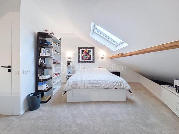 **Rosny-sous-Bois, limite Montreuil**

Venez découvrir cette maison de charme décorée par un architecte, d’une surface habitable de 229 m² implantée sur un terrain de 330 m², proposant 7 pièces dont 4 chambres. 

Le rez-de-chaussée se compose d'une très belle pièce de vie lumineuse donnant sur le jardin, la terrasse et la véranda et comprend une cuisine américaine équipée avec un îlot central. 

Au premier étage, vous trouverez la chambre parentale avec un dressing pouvant être transformé en chambre et une magnifique salle de bain comprenant une douche à l'italienne et une baignoire. Les WC sont séparés.

Au deuxième et dernier étage, vous apprécierez cette très grande chambre de 50m² que vous pourrez agencer en fonction de vos envies et besoins. Elle dispose également d'une salle d'eau avec WC.

Pour finir, le sous-sol totalement aménagé, peut-être utilisé de manière complètement indépendante (idéal pour un adolescent ou un parent à charge).

Prestations haut de gamme et finitions soignées, volumes généreux et agencement optimisé pour un confort familial. 
Équipements connectés : domotique, chauffage pilotable à distance et système de surveillance connecté. 
Les doubles vitrages, les volets et le portail électriques ainsi que l'alarme garantissent un confort optimal. 
Cette maison dispose également d'un garage fermé (box) et deux emplacements privatifs et un beau jardin avec arrosage automatique.

Situation idéale à proximité du centre-ville, commerces de proximité, marchés et services quotidiens accessibles à pied. 
Équipements scolaires à deux pas (maternelles, primaires, collèges) ainsi que des espaces verts et installations sportives. Grand centre commercial à proximité.

Transports : à deux pas de la station Rosny-sous-Bois (RER E) — environ 2 minutes à pied. Proximité du RER A - Val de Fontenay, de la future ligne 15 du Grand Paris et desserte par la ligne 11, ainsi que par un réseau de bus et des accès routiers rapides facilitant les déplacements.

Maison clé en main, idéale pour une famille souhaitant allier confort moderne et emplacement pratique.