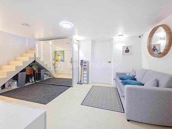 **Rosny-sous-Bois, limite Montreuil**

Venez découvrir cette maison de charme décorée par un architecte, d’une surface habitable de 229 m² implantée sur un terrain de 330 m², proposant 7 pièces dont 4 chambres. 

Le rez-de-chaussée se compose d'une très belle pièce de vie lumineuse donnant sur le jardin, la terrasse et la véranda et comprend une cuisine américaine équipée avec un îlot central. 

Au premier étage, vous trouverez la chambre parentale avec un dressing pouvant être transformé en chambre et une magnifique salle de bain comprenant une douche à l'italienne et une baignoire. Les WC sont séparés.

Au deuxième et dernier étage, vous apprécierez cette très grande chambre de 50m² que vous pourrez agencer en fonction de vos envies et besoins. Elle dispose également d'une salle d'eau avec WC.

Pour finir, le sous-sol totalement aménagé, peut-être utilisé de manière complètement indépendante (idéal pour un adolescent ou un parent à charge).

Prestations haut de gamme et finitions soignées, volumes généreux et agencement optimisé pour un confort familial. 
Équipements connectés : domotique, chauffage pilotable à distance et système de surveillance connecté. 
Les doubles vitrages, les volets et le portail électriques ainsi que l'alarme garantissent un confort optimal. 
Cette maison dispose également d'un garage fermé (box) et deux emplacements privatifs et un beau jardin avec arrosage automatique.

Situation idéale à proximité du centre-ville, commerces de proximité, marchés et services quotidiens accessibles à pied. 
Équipements scolaires à deux pas (maternelles, primaires, collèges) ainsi que des espaces verts et installations sportives. Grand centre commercial à proximité.

Transports : à deux pas de la station Rosny-sous-Bois (RER E) — environ 2 minutes à pied. Proximité du RER A - Val de Fontenay, de la future ligne 15 du Grand Paris et desserte par la ligne 11, ainsi que par un réseau de bus et des accès routiers rapides facilitant les déplacements.

Maison clé en main, idéale pour une famille souhaitant allier confort moderne et emplacement pratique.
