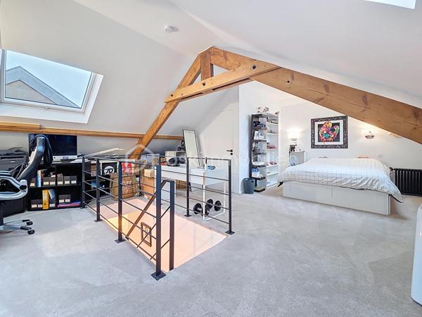**Rosny-sous-Bois, limite Montreuil**

Venez découvrir cette maison de charme décorée par un architecte, d’une surface habitable de 229 m² implantée sur un terrain de 330 m², proposant 7 pièces dont 4 chambres. 

Le rez-de-chaussée se compose d'une très belle pièce de vie lumineuse donnant sur le jardin, la terrasse et la véranda et comprend une cuisine américaine équipée avec un îlot central. 

Au premier étage, vous trouverez la chambre parentale avec un dressing pouvant être transformé en chambre et une magnifique salle de bain comprenant une douche à l'italienne et une baignoire. Les WC sont séparés.

Au deuxième et dernier étage, vous apprécierez cette très grande chambre de 50m² que vous pourrez agencer en fonction de vos envies et besoins. Elle dispose également d'une salle d'eau avec WC.

Pour finir, le sous-sol totalement aménagé, peut-être utilisé de manière complètement indépendante (idéal pour un adolescent ou un parent à charge).

Prestations haut de gamme et finitions soignées, volumes généreux et agencement optimisé pour un confort familial. 
Équipements connectés : domotique, chauffage pilotable à distance et système de surveillance connecté. 
Les doubles vitrages, les volets et le portail électriques ainsi que l'alarme garantissent un confort optimal. 
Cette maison dispose également d'un garage fermé (box) et deux emplacements privatifs et un beau jardin avec arrosage automatique.

Situation idéale à proximité du centre-ville, commerces de proximité, marchés et services quotidiens accessibles à pied. 
Équipements scolaires à deux pas (maternelles, primaires, collèges) ainsi que des espaces verts et installations sportives. Grand centre commercial à proximité.

Transports : à deux pas de la station Rosny-sous-Bois (RER E) — environ 2 minutes à pied. Proximité du RER A - Val de Fontenay, de la future ligne 15 du Grand Paris et desserte par la ligne 11, ainsi que par un réseau de bus et des accès routiers rapides facilitant les déplacements.

Maison clé en main, idéale pour une famille souhaitant allier confort moderne et emplacement pratique.