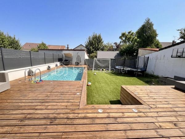 RETOUR À LA VENTE • MAISON CONTEMPORAINE • 4 CHAMBRES + BUREAU • PISCINE CHAUFFÉE • PROCHE ÉCOLES ET TRANSPORTS À PIED 

Une opportunité immobilière exclusive à saisir sans tarder sur la commune d'Ormesson-sur-Marne. Cette magnifique maison contemporaine familiale est de nouveau disponible à la vente.

Maison Contemporaine 7 Pièces, 4 Chambres dont une suite parentale de 30m2, Espace Bureau, Piscine Chauffée, Sous-sol Total

Située dans un quartier résidentiel très recherché pour son calme et sa qualité de vie, cette villa indépendante construite en 2009 allie volumes généreux, prestations haut de gamme et excellente performance énergétique avec un DPE classé C. 
Son emplacement privilégié vous permet de tout faire à pied : les commerces du centre-ville, les transports en commun ainsi que les écoles, de la maternelle jusqu'au lycée.

Au rez-de-chaussée, l'entrée donne sur un espace de vie cathédrale magistral. Ce double séjour traversant et lumineux dispose d'un poêle à bois, d'un espace bureau existant idéal pour le télétravail ou les études, et d'un système de climatisation réversible. La cuisine américaine moderne, aménagée et équipée, s'ouvre sur la salle à manger avec un accès direct de plain-pied sur la terrasse et le jardin.

L'espace nuit est idéal pour une vie de famille. Le premier étage accueille trois chambres confortables avec placards et une salle de bain familiale. Le second étage est entièrement dédié à une suite parentale de 30m2 haut de gamme bénéficiant d'un grand dressing, d'une salle d'eau privative et d'un balcon avec vue sur le jardin.

Le sous-sol total est entièrement aménagé, isolé et carrelé. Il propose une grande buanderie fonctionnelle de 24 m², un double garage fermé avec porte motorisée ainsi qu'une grande pièce de 20 m² idéale pour un home cinéma, une salle de jeux ou un second espace de loisirs.

Les aménagements extérieurs comprennent un jardin clos, une terrasse en bois avec store banne et une piscine chauffée sécurisée.

Cette maison récente offre des prestations de confort moderne avec pompe à chaleur réversible, double vitrage et isolation performante. Aucun travaux n'est à prévoir, l'aménagement est immédiat.

Je vous invite à me contacter dès aujourd'hui pour planifier votre visite je reste disponible pour votre projet 7j/7.
Visite virtuelle complète sur demande.