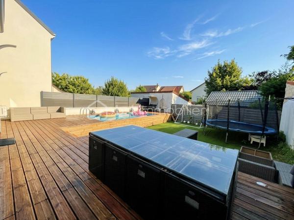 RETOUR À LA VENTE • MAISON CONTEMPORAINE • 4 CHAMBRES + BUREAU • PISCINE CHAUFFÉE • PROCHE ÉCOLES ET TRANSPORTS À PIED 

Une opportunité immobilière exclusive à saisir sans tarder sur la commune d'Ormesson-sur-Marne. Cette magnifique maison contemporaine familiale est de nouveau disponible à la vente.

Maison Contemporaine 7 Pièces, 4 Chambres dont une suite parentale de 30m2, Espace Bureau, Piscine Chauffée, Sous-sol Total

Située dans un quartier résidentiel très recherché pour son calme et sa qualité de vie, cette villa indépendante construite en 2009 allie volumes généreux, prestations haut de gamme et excellente performance énergétique avec un DPE classé C. 
Son emplacement privilégié vous permet de tout faire à pied : les commerces du centre-ville, les transports en commun ainsi que les écoles, de la maternelle jusqu'au lycée.

Au rez-de-chaussée, l'entrée donne sur un espace de vie cathédrale magistral. Ce double séjour traversant et lumineux dispose d'un poêle à bois, d'un espace bureau existant idéal pour le télétravail ou les études, et d'un système de climatisation réversible. La cuisine américaine moderne, aménagée et équipée, s'ouvre sur la salle à manger avec un accès direct de plain-pied sur la terrasse et le jardin.

L'espace nuit est idéal pour une vie de famille. Le premier étage accueille trois chambres confortables avec placards et une salle de bain familiale. Le second étage est entièrement dédié à une suite parentale de 30m2 haut de gamme bénéficiant d'un grand dressing, d'une salle d'eau privative et d'un balcon avec vue sur le jardin.

Le sous-sol total est entièrement aménagé, isolé et carrelé. Il propose une grande buanderie fonctionnelle de 24 m², un double garage fermé avec porte motorisée ainsi qu'une grande pièce de 20 m² idéale pour un home cinéma, une salle de jeux ou un second espace de loisirs.

Les aménagements extérieurs comprennent un jardin clos, une terrasse en bois avec store banne et une piscine chauffée sécurisée.

Cette maison récente offre des prestations de confort moderne avec pompe à chaleur réversible, double vitrage et isolation performante. Aucun travaux n'est à prévoir, l'aménagement est immédiat.

Je vous invite à me contacter dès aujourd'hui pour planifier votre visite je reste disponible pour votre projet 7j/7.
Visite virtuelle complète sur demande.