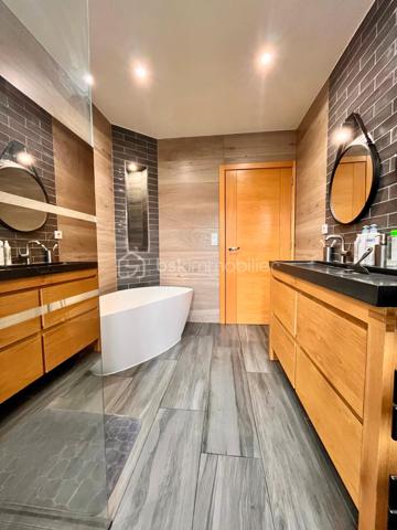 RETOUR À LA VENTE • MAISON CONTEMPORAINE • 4 CHAMBRES + BUREAU • PISCINE CHAUFFÉE • PROCHE ÉCOLES ET TRANSPORTS À PIED 

Une opportunité immobilière exclusive à saisir sans tarder sur la commune d'Ormesson-sur-Marne. Cette magnifique maison contemporaine familiale est de nouveau disponible à la vente.

Maison Contemporaine 7 Pièces, 4 Chambres dont une suite parentale de 30m2, Espace Bureau, Piscine Chauffée, Sous-sol Total

Située dans un quartier résidentiel très recherché pour son calme et sa qualité de vie, cette villa indépendante construite en 2009 allie volumes généreux, prestations haut de gamme et excellente performance énergétique avec un DPE classé C. 
Son emplacement privilégié vous permet de tout faire à pied : les commerces du centre-ville, les transports en commun ainsi que les écoles, de la maternelle jusqu'au lycée.

Au rez-de-chaussée, l'entrée donne sur un espace de vie cathédrale magistral. Ce double séjour traversant et lumineux dispose d'un poêle à bois, d'un espace bureau existant idéal pour le télétravail ou les études, et d'un système de climatisation réversible. La cuisine américaine moderne, aménagée et équipée, s'ouvre sur la salle à manger avec un accès direct de plain-pied sur la terrasse et le jardin.

L'espace nuit est idéal pour une vie de famille. Le premier étage accueille trois chambres confortables avec placards et une salle de bain familiale. Le second étage est entièrement dédié à une suite parentale de 30m2 haut de gamme bénéficiant d'un grand dressing, d'une salle d'eau privative et d'un balcon avec vue sur le jardin.

Le sous-sol total est entièrement aménagé, isolé et carrelé. Il propose une grande buanderie fonctionnelle de 24 m², un double garage fermé avec porte motorisée ainsi qu'une grande pièce de 20 m² idéale pour un home cinéma, une salle de jeux ou un second espace de loisirs.

Les aménagements extérieurs comprennent un jardin clos, une terrasse en bois avec store banne et une piscine chauffée sécurisée.

Cette maison récente offre des prestations de confort moderne avec pompe à chaleur réversible, double vitrage et isolation performante. Aucun travaux n'est à prévoir, l'aménagement est immédiat.

Je vous invite à me contacter dès aujourd'hui pour planifier votre visite je reste disponible pour votre projet 7j/7.
Visite virtuelle complète sur demande.