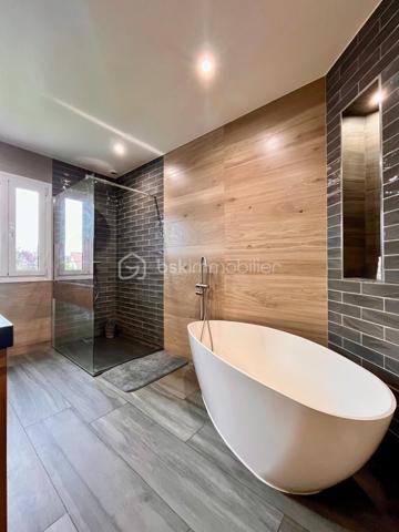 RETOUR À LA VENTE • MAISON CONTEMPORAINE • 4 CHAMBRES + BUREAU • PISCINE CHAUFFÉE • PROCHE ÉCOLES ET TRANSPORTS À PIED 

Une opportunité immobilière exclusive à saisir sans tarder sur la commune d'Ormesson-sur-Marne. Cette magnifique maison contemporaine familiale est de nouveau disponible à la vente.

Maison Contemporaine 7 Pièces, 4 Chambres dont une suite parentale de 30m2, Espace Bureau, Piscine Chauffée, Sous-sol Total

Située dans un quartier résidentiel très recherché pour son calme et sa qualité de vie, cette villa indépendante construite en 2009 allie volumes généreux, prestations haut de gamme et excellente performance énergétique avec un DPE classé C. 
Son emplacement privilégié vous permet de tout faire à pied : les commerces du centre-ville, les transports en commun ainsi que les écoles, de la maternelle jusqu'au lycée.

Au rez-de-chaussée, l'entrée donne sur un espace de vie cathédrale magistral. Ce double séjour traversant et lumineux dispose d'un poêle à bois, d'un espace bureau existant idéal pour le télétravail ou les études, et d'un système de climatisation réversible. La cuisine américaine moderne, aménagée et équipée, s'ouvre sur la salle à manger avec un accès direct de plain-pied sur la terrasse et le jardin.

L'espace nuit est idéal pour une vie de famille. Le premier étage accueille trois chambres confortables avec placards et une salle de bain familiale. Le second étage est entièrement dédié à une suite parentale de 30m2 haut de gamme bénéficiant d'un grand dressing, d'une salle d'eau privative et d'un balcon avec vue sur le jardin.

Le sous-sol total est entièrement aménagé, isolé et carrelé. Il propose une grande buanderie fonctionnelle de 24 m², un double garage fermé avec porte motorisée ainsi qu'une grande pièce de 20 m² idéale pour un home cinéma, une salle de jeux ou un second espace de loisirs.

Les aménagements extérieurs comprennent un jardin clos, une terrasse en bois avec store banne et une piscine chauffée sécurisée.

Cette maison récente offre des prestations de confort moderne avec pompe à chaleur réversible, double vitrage et isolation performante. Aucun travaux n'est à prévoir, l'aménagement est immédiat.

Je vous invite à me contacter dès aujourd'hui pour planifier votre visite je reste disponible pour votre projet 7j/7.
Visite virtuelle complète sur demande.