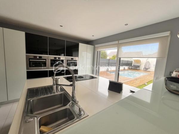 RETOUR À LA VENTE • MAISON CONTEMPORAINE • 4 CHAMBRES + BUREAU • PISCINE CHAUFFÉE • PROCHE ÉCOLES ET TRANSPORTS À PIED 

Une opportunité immobilière exclusive à saisir sans tarder sur la commune d'Ormesson-sur-Marne. Cette magnifique maison contemporaine familiale est de nouveau disponible à la vente.

Maison Contemporaine 7 Pièces, 4 Chambres dont une suite parentale de 30m2, Espace Bureau, Piscine Chauffée, Sous-sol Total

Située dans un quartier résidentiel très recherché pour son calme et sa qualité de vie, cette villa indépendante construite en 2009 allie volumes généreux, prestations haut de gamme et excellente performance énergétique avec un DPE classé C. 
Son emplacement privilégié vous permet de tout faire à pied : les commerces du centre-ville, les transports en commun ainsi que les écoles, de la maternelle jusqu'au lycée.

Au rez-de-chaussée, l'entrée donne sur un espace de vie cathédrale magistral. Ce double séjour traversant et lumineux dispose d'un poêle à bois, d'un espace bureau existant idéal pour le télétravail ou les études, et d'un système de climatisation réversible. La cuisine américaine moderne, aménagée et équipée, s'ouvre sur la salle à manger avec un accès direct de plain-pied sur la terrasse et le jardin.

L'espace nuit est idéal pour une vie de famille. Le premier étage accueille trois chambres confortables avec placards et une salle de bain familiale. Le second étage est entièrement dédié à une suite parentale de 30m2 haut de gamme bénéficiant d'un grand dressing, d'une salle d'eau privative et d'un balcon avec vue sur le jardin.

Le sous-sol total est entièrement aménagé, isolé et carrelé. Il propose une grande buanderie fonctionnelle de 24 m², un double garage fermé avec porte motorisée ainsi qu'une grande pièce de 20 m² idéale pour un home cinéma, une salle de jeux ou un second espace de loisirs.

Les aménagements extérieurs comprennent un jardin clos, une terrasse en bois avec store banne et une piscine chauffée sécurisée.

Cette maison récente offre des prestations de confort moderne avec pompe à chaleur réversible, double vitrage et isolation performante. Aucun travaux n'est à prévoir, l'aménagement est immédiat.

Je vous invite à me contacter dès aujourd'hui pour planifier votre visite je reste disponible pour votre projet 7j/7.
Visite virtuelle complète sur demande.