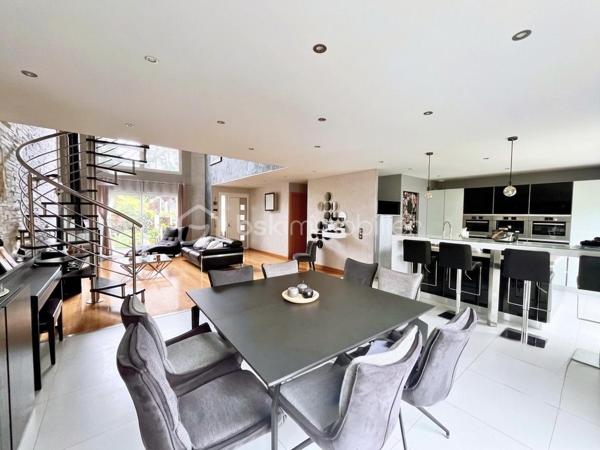 RETOUR À LA VENTE • MAISON CONTEMPORAINE • 4 CHAMBRES + BUREAU • PISCINE CHAUFFÉE • PROCHE ÉCOLES ET TRANSPORTS À PIED 

Une opportunité immobilière exclusive à saisir sans tarder sur la commune d'Ormesson-sur-Marne. Cette magnifique maison contemporaine familiale est de nouveau disponible à la vente.

Maison Contemporaine 7 Pièces, 4 Chambres dont une suite parentale de 30m2, Espace Bureau, Piscine Chauffée, Sous-sol Total

Située dans un quartier résidentiel très recherché pour son calme et sa qualité de vie, cette villa indépendante construite en 2009 allie volumes généreux, prestations haut de gamme et excellente performance énergétique avec un DPE classé C. 
Son emplacement privilégié vous permet de tout faire à pied : les commerces du centre-ville, les transports en commun ainsi que les écoles, de la maternelle jusqu'au lycée.

Au rez-de-chaussée, l'entrée donne sur un espace de vie cathédrale magistral. Ce double séjour traversant et lumineux dispose d'un poêle à bois, d'un espace bureau existant idéal pour le télétravail ou les études, et d'un système de climatisation réversible. La cuisine américaine moderne, aménagée et équipée, s'ouvre sur la salle à manger avec un accès direct de plain-pied sur la terrasse et le jardin.

L'espace nuit est idéal pour une vie de famille. Le premier étage accueille trois chambres confortables avec placards et une salle de bain familiale. Le second étage est entièrement dédié à une suite parentale de 30m2 haut de gamme bénéficiant d'un grand dressing, d'une salle d'eau privative et d'un balcon avec vue sur le jardin.

Le sous-sol total est entièrement aménagé, isolé et carrelé. Il propose une grande buanderie fonctionnelle de 24 m², un double garage fermé avec porte motorisée ainsi qu'une grande pièce de 20 m² idéale pour un home cinéma, une salle de jeux ou un second espace de loisirs.

Les aménagements extérieurs comprennent un jardin clos, une terrasse en bois avec store banne et une piscine chauffée sécurisée.

Cette maison récente offre des prestations de confort moderne avec pompe à chaleur réversible, double vitrage et isolation performante. Aucun travaux n'est à prévoir, l'aménagement est immédiat.

Je vous invite à me contacter dès aujourd'hui pour planifier votre visite je reste disponible pour votre projet 7j/7.
Visite virtuelle complète sur demande.