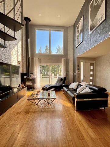 RETOUR À LA VENTE • MAISON CONTEMPORAINE • 4 CHAMBRES + BUREAU • PISCINE CHAUFFÉE • PROCHE ÉCOLES ET TRANSPORTS À PIED 

Une opportunité immobilière exclusive à saisir sans tarder sur la commune d'Ormesson-sur-Marne. Cette magnifique maison contemporaine familiale est de nouveau disponible à la vente.

Maison Contemporaine 7 Pièces, 4 Chambres dont une suite parentale de 30m2, Espace Bureau, Piscine Chauffée, Sous-sol Total

Située dans un quartier résidentiel très recherché pour son calme et sa qualité de vie, cette villa indépendante construite en 2009 allie volumes généreux, prestations haut de gamme et excellente performance énergétique avec un DPE classé C. 
Son emplacement privilégié vous permet de tout faire à pied : les commerces du centre-ville, les transports en commun ainsi que les écoles, de la maternelle jusqu'au lycée.

Au rez-de-chaussée, l'entrée donne sur un espace de vie cathédrale magistral. Ce double séjour traversant et lumineux dispose d'un poêle à bois, d'un espace bureau existant idéal pour le télétravail ou les études, et d'un système de climatisation réversible. La cuisine américaine moderne, aménagée et équipée, s'ouvre sur la salle à manger avec un accès direct de plain-pied sur la terrasse et le jardin.

L'espace nuit est idéal pour une vie de famille. Le premier étage accueille trois chambres confortables avec placards et une salle de bain familiale. Le second étage est entièrement dédié à une suite parentale de 30m2 haut de gamme bénéficiant d'un grand dressing, d'une salle d'eau privative et d'un balcon avec vue sur le jardin.

Le sous-sol total est entièrement aménagé, isolé et carrelé. Il propose une grande buanderie fonctionnelle de 24 m², un double garage fermé avec porte motorisée ainsi qu'une grande pièce de 20 m² idéale pour un home cinéma, une salle de jeux ou un second espace de loisirs.

Les aménagements extérieurs comprennent un jardin clos, une terrasse en bois avec store banne et une piscine chauffée sécurisée.

Cette maison récente offre des prestations de confort moderne avec pompe à chaleur réversible, double vitrage et isolation performante. Aucun travaux n'est à prévoir, l'aménagement est immédiat.

Je vous invite à me contacter dès aujourd'hui pour planifier votre visite je reste disponible pour votre projet 7j/7.
Visite virtuelle complète sur demande.