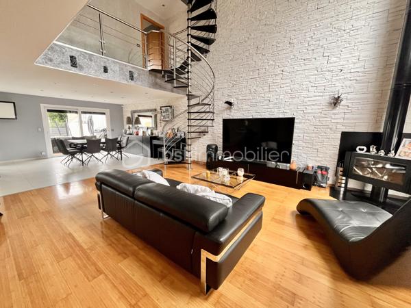 RETOUR À LA VENTE • MAISON CONTEMPORAINE • 4 CHAMBRES + BUREAU • PISCINE CHAUFFÉE • PROCHE ÉCOLES ET TRANSPORTS À PIED 

Une opportunité immobilière exclusive à saisir sans tarder sur la commune d'Ormesson-sur-Marne. Cette magnifique maison contemporaine familiale est de nouveau disponible à la vente.

Maison Contemporaine 7 Pièces, 4 Chambres dont une suite parentale de 30m2, Espace Bureau, Piscine Chauffée, Sous-sol Total

Située dans un quartier résidentiel très recherché pour son calme et sa qualité de vie, cette villa indépendante construite en 2009 allie volumes généreux, prestations haut de gamme et excellente performance énergétique avec un DPE classé C. 
Son emplacement privilégié vous permet de tout faire à pied : les commerces du centre-ville, les transports en commun ainsi que les écoles, de la maternelle jusqu'au lycée.

Au rez-de-chaussée, l'entrée donne sur un espace de vie cathédrale magistral. Ce double séjour traversant et lumineux dispose d'un poêle à bois, d'un espace bureau existant idéal pour le télétravail ou les études, et d'un système de climatisation réversible. La cuisine américaine moderne, aménagée et équipée, s'ouvre sur la salle à manger avec un accès direct de plain-pied sur la terrasse et le jardin.

L'espace nuit est idéal pour une vie de famille. Le premier étage accueille trois chambres confortables avec placards et une salle de bain familiale. Le second étage est entièrement dédié à une suite parentale de 30m2 haut de gamme bénéficiant d'un grand dressing, d'une salle d'eau privative et d'un balcon avec vue sur le jardin.

Le sous-sol total est entièrement aménagé, isolé et carrelé. Il propose une grande buanderie fonctionnelle de 24 m², un double garage fermé avec porte motorisée ainsi qu'une grande pièce de 20 m² idéale pour un home cinéma, une salle de jeux ou un second espace de loisirs.

Les aménagements extérieurs comprennent un jardin clos, une terrasse en bois avec store banne et une piscine chauffée sécurisée.

Cette maison récente offre des prestations de confort moderne avec pompe à chaleur réversible, double vitrage et isolation performante. Aucun travaux n'est à prévoir, l'aménagement est immédiat.

Je vous invite à me contacter dès aujourd'hui pour planifier votre visite je reste disponible pour votre projet 7j/7.
Visite virtuelle complète sur demande.