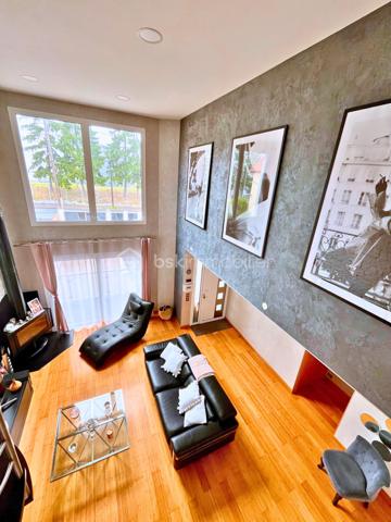 RETOUR À LA VENTE • MAISON CONTEMPORAINE • 4 CHAMBRES + BUREAU • PISCINE CHAUFFÉE • PROCHE ÉCOLES ET TRANSPORTS À PIED 

Une opportunité immobilière exclusive à saisir sans tarder sur la commune d'Ormesson-sur-Marne. Cette magnifique maison contemporaine familiale est de nouveau disponible à la vente.

Maison Contemporaine 7 Pièces, 4 Chambres dont une suite parentale de 30m2, Espace Bureau, Piscine Chauffée, Sous-sol Total

Située dans un quartier résidentiel très recherché pour son calme et sa qualité de vie, cette villa indépendante construite en 2009 allie volumes généreux, prestations haut de gamme et excellente performance énergétique avec un DPE classé C. 
Son emplacement privilégié vous permet de tout faire à pied : les commerces du centre-ville, les transports en commun ainsi que les écoles, de la maternelle jusqu'au lycée.

Au rez-de-chaussée, l'entrée donne sur un espace de vie cathédrale magistral. Ce double séjour traversant et lumineux dispose d'un poêle à bois, d'un espace bureau existant idéal pour le télétravail ou les études, et d'un système de climatisation réversible. La cuisine américaine moderne, aménagée et équipée, s'ouvre sur la salle à manger avec un accès direct de plain-pied sur la terrasse et le jardin.

L'espace nuit est idéal pour une vie de famille. Le premier étage accueille trois chambres confortables avec placards et une salle de bain familiale. Le second étage est entièrement dédié à une suite parentale de 30m2 haut de gamme bénéficiant d'un grand dressing, d'une salle d'eau privative et d'un balcon avec vue sur le jardin.

Le sous-sol total est entièrement aménagé, isolé et carrelé. Il propose une grande buanderie fonctionnelle de 24 m², un double garage fermé avec porte motorisée ainsi qu'une grande pièce de 20 m² idéale pour un home cinéma, une salle de jeux ou un second espace de loisirs.

Les aménagements extérieurs comprennent un jardin clos, une terrasse en bois avec store banne et une piscine chauffée sécurisée.

Cette maison récente offre des prestations de confort moderne avec pompe à chaleur réversible, double vitrage et isolation performante. Aucun travaux n'est à prévoir, l'aménagement est immédiat.

Je vous invite à me contacter dès aujourd'hui pour planifier votre visite je reste disponible pour votre projet 7j/7.
Visite virtuelle complète sur demande.