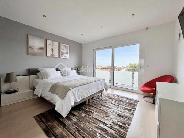 RETOUR À LA VENTE • MAISON CONTEMPORAINE • 4 CHAMBRES + BUREAU • PISCINE CHAUFFÉE • PROCHE ÉCOLES ET TRANSPORTS À PIED 

Une opportunité immobilière exclusive à saisir sans tarder sur la commune d'Ormesson-sur-Marne. Cette magnifique maison contemporaine familiale est de nouveau disponible à la vente.

Maison Contemporaine 7 Pièces, 4 Chambres dont une suite parentale de 30m2, Espace Bureau, Piscine Chauffée, Sous-sol Total

Située dans un quartier résidentiel très recherché pour son calme et sa qualité de vie, cette villa indépendante construite en 2009 allie volumes généreux, prestations haut de gamme et excellente performance énergétique avec un DPE classé C. 
Son emplacement privilégié vous permet de tout faire à pied : les commerces du centre-ville, les transports en commun ainsi que les écoles, de la maternelle jusqu'au lycée.

Au rez-de-chaussée, l'entrée donne sur un espace de vie cathédrale magistral. Ce double séjour traversant et lumineux dispose d'un poêle à bois, d'un espace bureau existant idéal pour le télétravail ou les études, et d'un système de climatisation réversible. La cuisine américaine moderne, aménagée et équipée, s'ouvre sur la salle à manger avec un accès direct de plain-pied sur la terrasse et le jardin.

L'espace nuit est idéal pour une vie de famille. Le premier étage accueille trois chambres confortables avec placards et une salle de bain familiale. Le second étage est entièrement dédié à une suite parentale de 30m2 haut de gamme bénéficiant d'un grand dressing, d'une salle d'eau privative et d'un balcon avec vue sur le jardin.

Le sous-sol total est entièrement aménagé, isolé et carrelé. Il propose une grande buanderie fonctionnelle de 24 m², un double garage fermé avec porte motorisée ainsi qu'une grande pièce de 20 m² idéale pour un home cinéma, une salle de jeux ou un second espace de loisirs.

Les aménagements extérieurs comprennent un jardin clos, une terrasse en bois avec store banne et une piscine chauffée sécurisée.

Cette maison récente offre des prestations de confort moderne avec pompe à chaleur réversible, double vitrage et isolation performante. Aucun travaux n'est à prévoir, l'aménagement est immédiat.

Je vous invite à me contacter dès aujourd'hui pour planifier votre visite je reste disponible pour votre projet 7j/7.
Visite virtuelle complète sur demande.