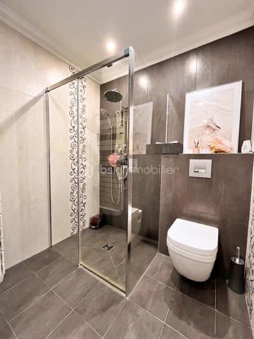 RETOUR À LA VENTE • MAISON CONTEMPORAINE • 4 CHAMBRES + BUREAU • PISCINE CHAUFFÉE • PROCHE ÉCOLES ET TRANSPORTS À PIED 

Une opportunité immobilière exclusive à saisir sans tarder sur la commune d'Ormesson-sur-Marne. Cette magnifique maison contemporaine familiale est de nouveau disponible à la vente.

Maison Contemporaine 7 Pièces, 4 Chambres dont une suite parentale de 30m2, Espace Bureau, Piscine Chauffée, Sous-sol Total

Située dans un quartier résidentiel très recherché pour son calme et sa qualité de vie, cette villa indépendante construite en 2009 allie volumes généreux, prestations haut de gamme et excellente performance énergétique avec un DPE classé C. 
Son emplacement privilégié vous permet de tout faire à pied : les commerces du centre-ville, les transports en commun ainsi que les écoles, de la maternelle jusqu'au lycée.

Au rez-de-chaussée, l'entrée donne sur un espace de vie cathédrale magistral. Ce double séjour traversant et lumineux dispose d'un poêle à bois, d'un espace bureau existant idéal pour le télétravail ou les études, et d'un système de climatisation réversible. La cuisine américaine moderne, aménagée et équipée, s'ouvre sur la salle à manger avec un accès direct de plain-pied sur la terrasse et le jardin.

L'espace nuit est idéal pour une vie de famille. Le premier étage accueille trois chambres confortables avec placards et une salle de bain familiale. Le second étage est entièrement dédié à une suite parentale de 30m2 haut de gamme bénéficiant d'un grand dressing, d'une salle d'eau privative et d'un balcon avec vue sur le jardin.

Le sous-sol total est entièrement aménagé, isolé et carrelé. Il propose une grande buanderie fonctionnelle de 24 m², un double garage fermé avec porte motorisée ainsi qu'une grande pièce de 20 m² idéale pour un home cinéma, une salle de jeux ou un second espace de loisirs.

Les aménagements extérieurs comprennent un jardin clos, une terrasse en bois avec store banne et une piscine chauffée sécurisée.

Cette maison récente offre des prestations de confort moderne avec pompe à chaleur réversible, double vitrage et isolation performante. Aucun travaux n'est à prévoir, l'aménagement est immédiat.

Je vous invite à me contacter dès aujourd'hui pour planifier votre visite je reste disponible pour votre projet 7j/7.
Visite virtuelle complète sur demande.