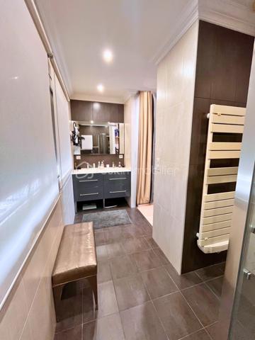 RETOUR À LA VENTE • MAISON CONTEMPORAINE • 4 CHAMBRES + BUREAU • PISCINE CHAUFFÉE • PROCHE ÉCOLES ET TRANSPORTS À PIED 

Une opportunité immobilière exclusive à saisir sans tarder sur la commune d'Ormesson-sur-Marne. Cette magnifique maison contemporaine familiale est de nouveau disponible à la vente.

Maison Contemporaine 7 Pièces, 4 Chambres dont une suite parentale de 30m2, Espace Bureau, Piscine Chauffée, Sous-sol Total

Située dans un quartier résidentiel très recherché pour son calme et sa qualité de vie, cette villa indépendante construite en 2009 allie volumes généreux, prestations haut de gamme et excellente performance énergétique avec un DPE classé C. 
Son emplacement privilégié vous permet de tout faire à pied : les commerces du centre-ville, les transports en commun ainsi que les écoles, de la maternelle jusqu'au lycée.

Au rez-de-chaussée, l'entrée donne sur un espace de vie cathédrale magistral. Ce double séjour traversant et lumineux dispose d'un poêle à bois, d'un espace bureau existant idéal pour le télétravail ou les études, et d'un système de climatisation réversible. La cuisine américaine moderne, aménagée et équipée, s'ouvre sur la salle à manger avec un accès direct de plain-pied sur la terrasse et le jardin.

L'espace nuit est idéal pour une vie de famille. Le premier étage accueille trois chambres confortables avec placards et une salle de bain familiale. Le second étage est entièrement dédié à une suite parentale de 30m2 haut de gamme bénéficiant d'un grand dressing, d'une salle d'eau privative et d'un balcon avec vue sur le jardin.

Le sous-sol total est entièrement aménagé, isolé et carrelé. Il propose une grande buanderie fonctionnelle de 24 m², un double garage fermé avec porte motorisée ainsi qu'une grande pièce de 20 m² idéale pour un home cinéma, une salle de jeux ou un second espace de loisirs.

Les aménagements extérieurs comprennent un jardin clos, une terrasse en bois avec store banne et une piscine chauffée sécurisée.

Cette maison récente offre des prestations de confort moderne avec pompe à chaleur réversible, double vitrage et isolation performante. Aucun travaux n'est à prévoir, l'aménagement est immédiat.

Je vous invite à me contacter dès aujourd'hui pour planifier votre visite je reste disponible pour votre projet 7j/7.
Visite virtuelle complète sur demande.