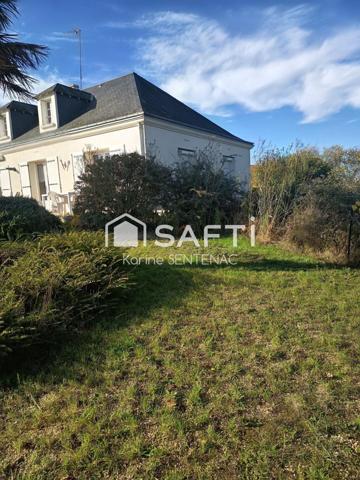 superbe maison avec cour goudronnée avec soin très riche en fleurs et arbustes