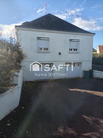 superbe maison avec cour goudronnée avec soin très riche en fleurs et arbustes