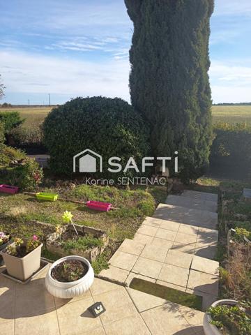 superbe maison avec cour goudronnée avec soin très riche en fleurs et arbustes