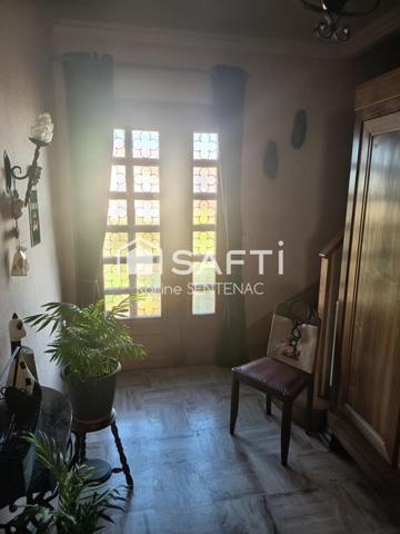 superbe maison avec cour goudronnée avec soin très riche en fleurs et arbustes